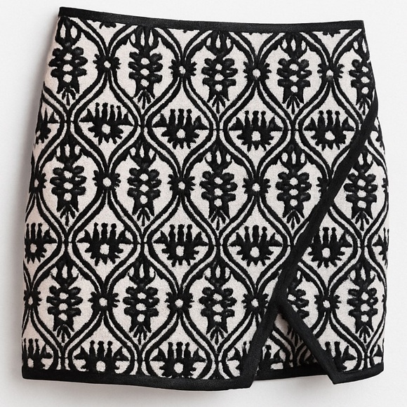 Express Black Mini Skirt Size 2 Back Zip Clubwear Night Out Trendy Cotton Blend - Picture 2 of 5